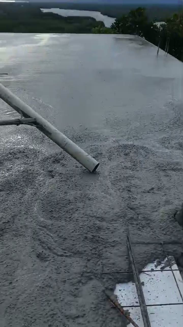 Bombeamento de concreto em obra