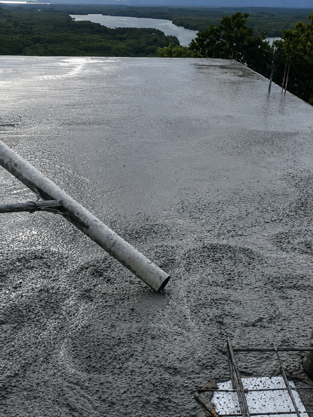 Profissional realizando bombeamento de concreto em laje