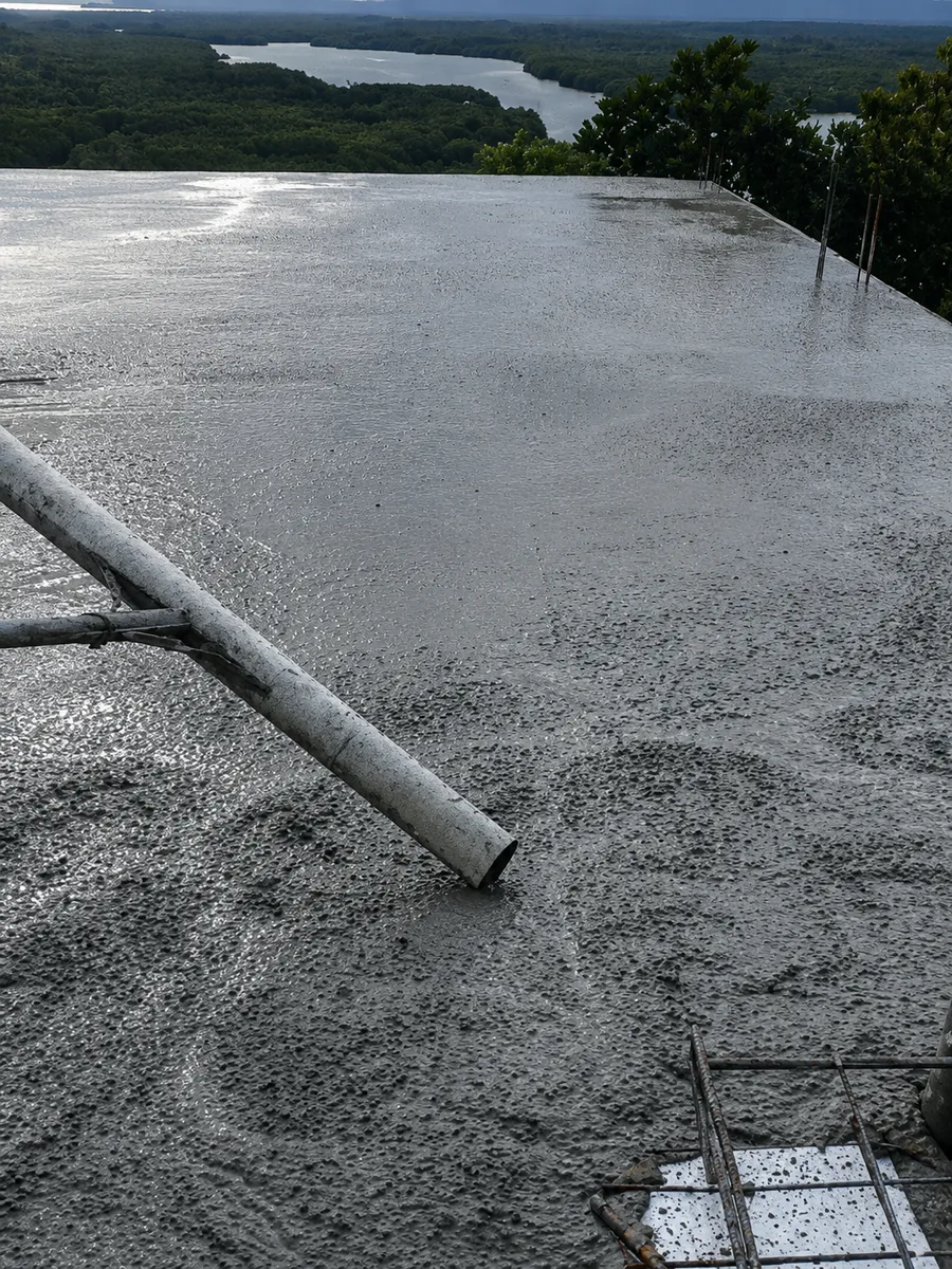 Profissional realizando bombeamento de concreto em laje