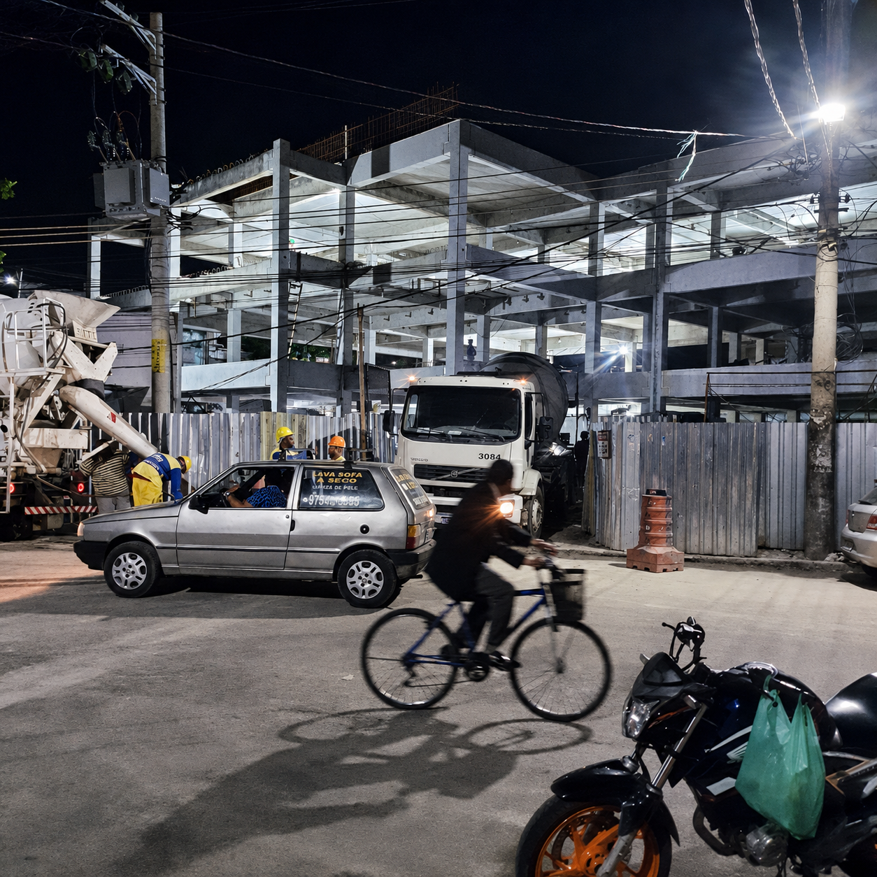 Operação de concretagem noturna em obra no Rio de Janeiro